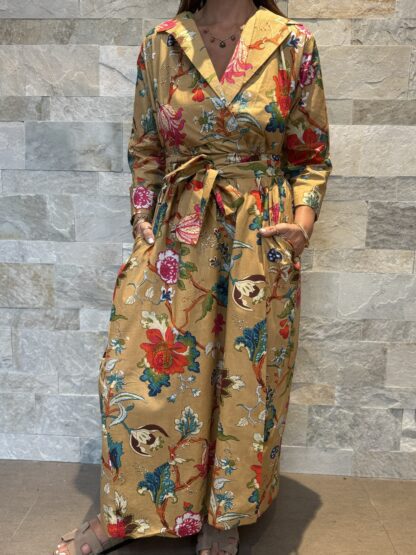Robe Longue Portefeuille Amara - aux manches longues. Couleur beige