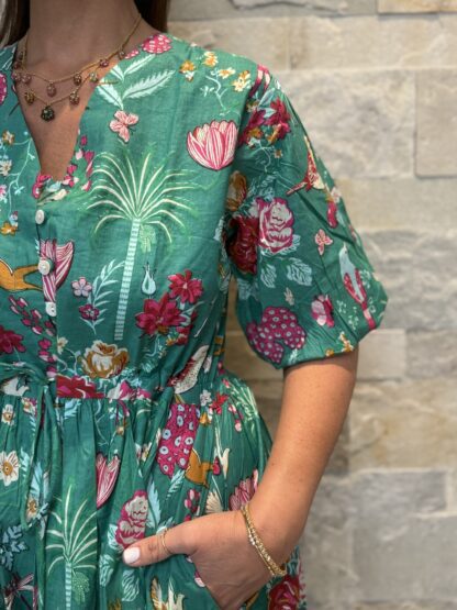 Robe Leela - Longue aux manches 3/4. Boutonnée jusqu'au dessus du nombril. Couleur Vert d'eau 4