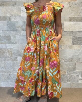 Robe Longue Mira - aux manches courtes smockée. Couleur jaune moutarde