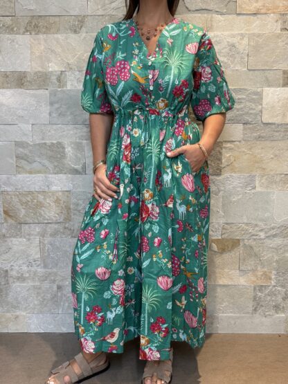 Robe Leela - Longue aux manches 3/4. Boutonnée jusqu'au dessus du nombril. Couleur Vert d'eau