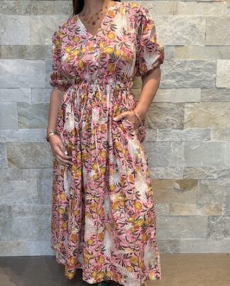Robe Leela - Longue aux manches 3/4. Boutonnée jusqu'au dessus du nombril. Couleur Rose