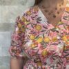 Robe Leela - Longue aux manches 3/4. Boutonnée jusqu'au dessus du nombril. Couleur Rose 2
