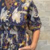 Robe Leela - Longue aux manches 3/4. Boutonnée jusqu'au dessus du nombril. Couleur bleu nuit 3