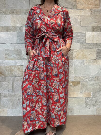 Robe Longue Portefeuille Amara - aux manches longues. Couleur Rouge