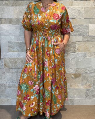 Robe Leela - Longue aux manches 3/4. Boutonnée jusqu'au dessus du nombril. Couleur jaune moutarde