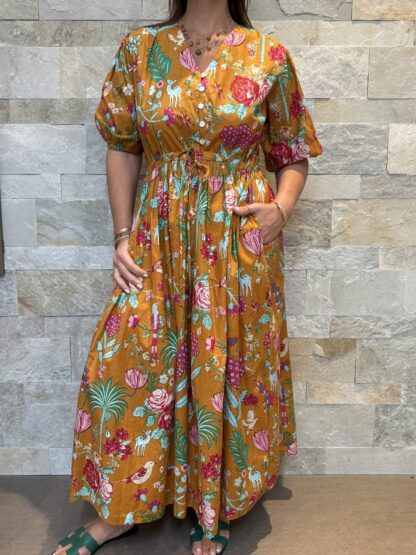 Robe Leela - Longue aux manches 3/4. Boutonnée jusqu'au dessus du nombril. Couleur jaune moutarde