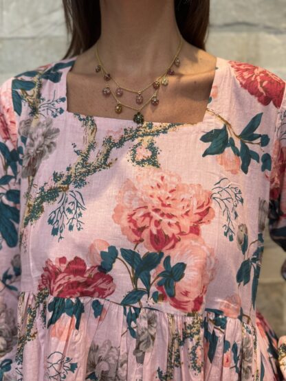 Robe Longue Tara - aux manches longues. Col Bateau. Couleur Rose 4