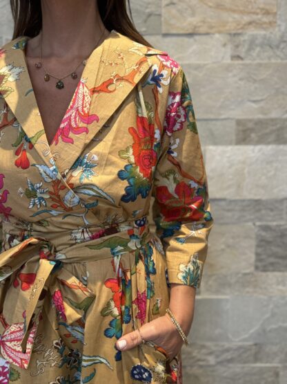 Robe Longue Portefeuille Amara - aux manches longues. Couleur beige 4
