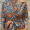 Robe Longue Portefeuille Amara - aux manches longues. Couleur Bleu Tournesol 4