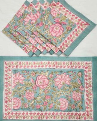 Sets de table Lotus Jaipur aux motifs floraux imprimés à la main, accompagnés de serviettes assorties en coton, dans des tons rose framboise et vert sauge, présentés à plat sur une surface blanche, illustrant un art de la table élégant, artisanal et inspiré de la tradition indienne du block-print.