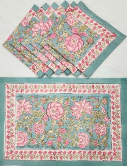 Sets de table Lotus Jaipur aux motifs floraux imprimés à la main, accompagnés de serviettes assorties en coton, dans des tons rose framboise et vert sauge, présentés à plat sur une surface blanche, illustrant un art de la table élégant, artisanal et inspiré de la tradition indienne du block-print.