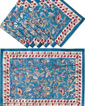 Lot de 6 sets de table Pushkar et serviettes en coton, imprimé main aux motifs floraux rouges et bleus sur fond beige, inspiré du style indien traditionnel. Parfait pour une décoration de table artisanale, chaleureuse et colorée.