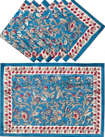 Lot de 6 sets de table Pushkar et serviettes en coton, imprimé main aux motifs floraux rouges et bleus sur fond beige, inspiré du style indien traditionnel. Parfait pour une décoration de table artisanale, chaleureuse et colorée.