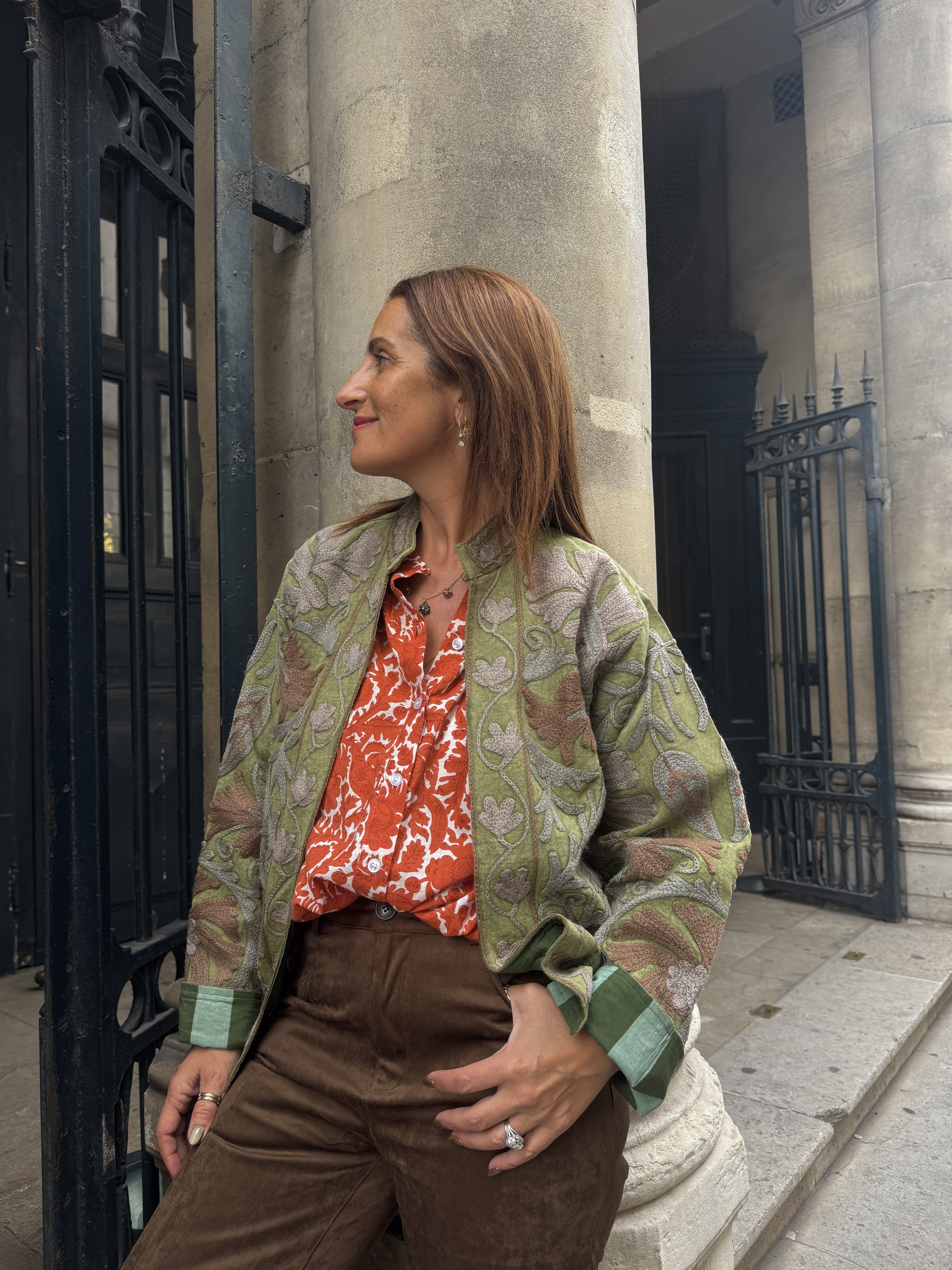 Lookbook Outfit - Veste Suzani Embrodery Coton - Chemise imprimée orange - Pantalon Suédine