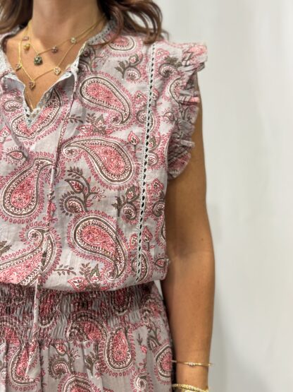 Robe Udaipur Grise Fleurie : robe courte en coton gris fleurie, imprimée de fleurs, avec manches à volants et taille élastique, inspirée de l’artisanat indien.