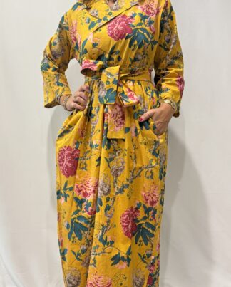 Robe fleurie Longue Portefeuille Amara - aux manches longues. Couleur Jaune. Robe fleurie tendance et robe imprimé