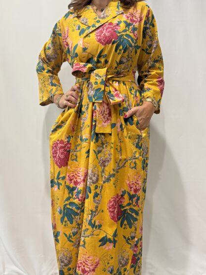 Robe fleurie Longue Portefeuille Amara - aux manches longues. Couleur Jaune. Robe fleurie tendance et robe imprimé