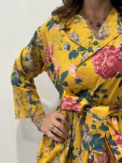 Robe fleurie Longue Portefeuille Amara - aux manches longues. Couleur Jaune. Robe fleurie tendance et robe imprimé