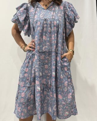 Robe Devika Bleu Azur - Robe courte sans ceinture ni boutons, à manches courtes volantées, avec lien à nouer sur le devant.