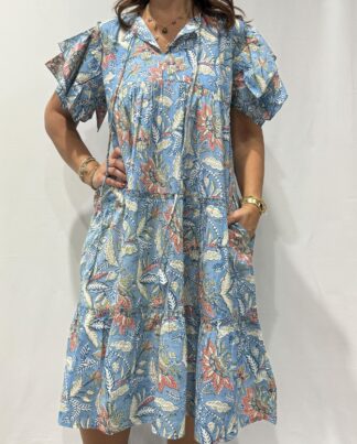 Robe Devika Bleu Clair - Robe courte sans ceinture ni boutons, à manches courtes volantées, avec lien à nouer sur le devant.