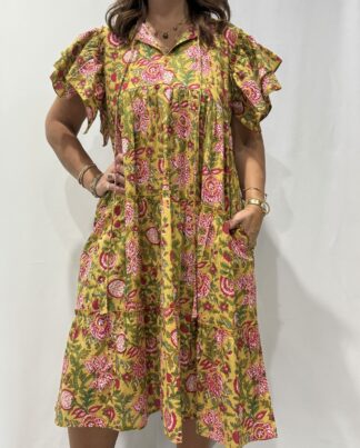 Robe Devika Jaune - Robe courte sans ceinture ni boutons, à manches courtes volantées, avec lien à nouer sur le devant.