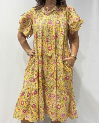 Robe Devika Jaune Pastel - Robe courte sans ceinture ni boutons, à manches courtes volantées, avec lien à nouer sur le devant.