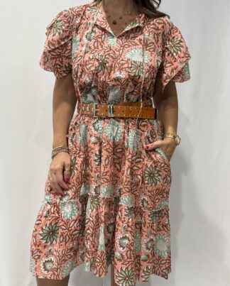Robe Devika Rose Brown - Robe courte sans ceinture ni boutons, à manches courtes volantées, avec lien à nouer sur le devant.
