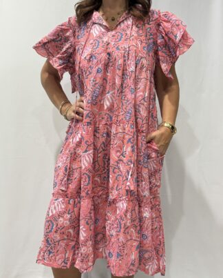 Robe Devika Rose Corail - Robe courte sans ceinture ni boutons, à manches courtes volantées, avec lien à nouer sur le devant.