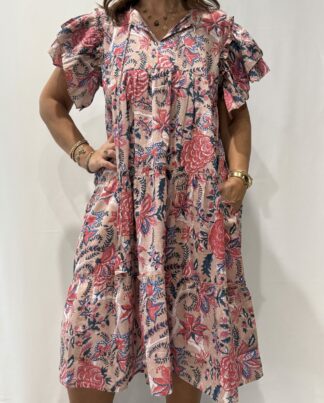 Robe Devika Rose Pâle - Robe courte sans ceinture ni boutons, à manches courtes volantées, avec lien à nouer sur le devant.