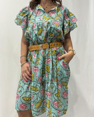 Robe Devika Turquoise - Robe courte sans ceinture ni boutons, à manches courtes volantées, avec lien à nouer sur le devant.