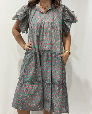 Robe Devika Vert Sapin - Robe courte sans ceinture ni boutons, à manches courtes volantées, avec lien à nouer sur le devant.