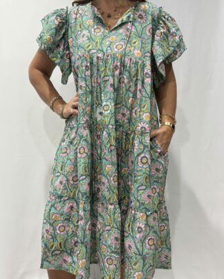 Robe Devika Vert D'eau - Robe courte sans ceinture ni boutons, à manches courtes volantées, avec lien à nouer sur le devant.