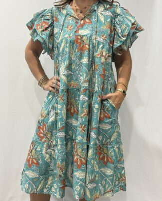 Robe Devika Vert fleurie - Robe courte sans ceinture ni boutons, à manches courtes volantées, avec lien à nouer sur le devant.