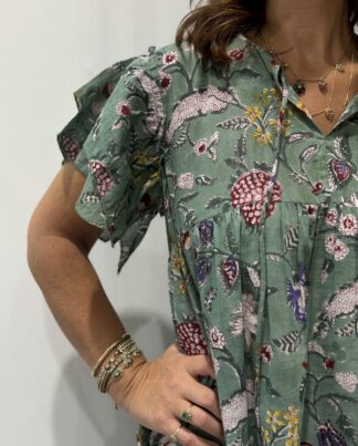 Robe Devika Verte - Robe courte sans ceinture ni boutons, à manches courtes volantées, avec lien à nouer sur le devant.