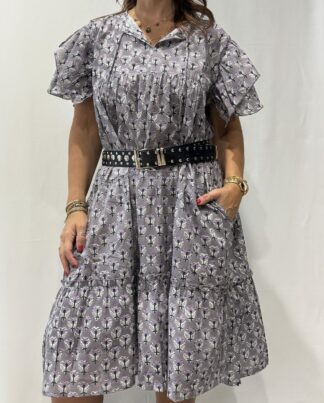 Robe Devika Gris Mauve - Robe courte sans ceinture ni boutons, à manches courtes volantées, avec lien à nouer sur le devant.