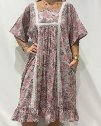 Robe Mallika gris : Femme portant une robe grise à imprimé floral rose avec empiècements contrastés gris et manches courtes amples.