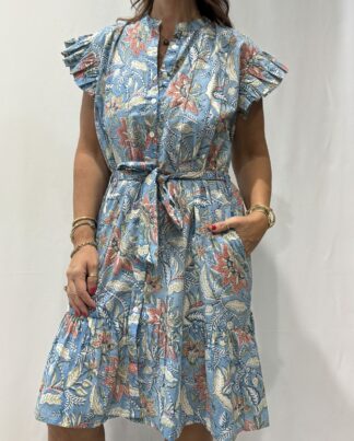Robe Sitara Bleu Clair -Femme portant une robe courte à manches volantées et imprimé floral, avec ceinture à la taille et boutons sur le devant.