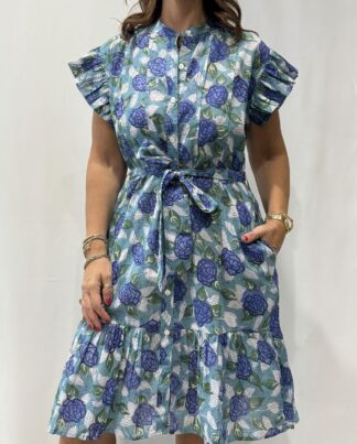 Robe Sitara Bleu Fleurie -Femme portant une robe courte à manches volantées et imprimé floral, avec ceinture à la taille et boutons sur le devant.