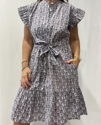 Robe Sitara Gris Mauve -Femme portant une robe courte à manches volantées et imprimé floral, avec ceinture à la taille et boutons sur le devant.