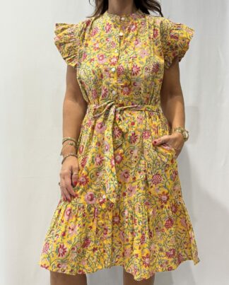 Robe Sitara Jaune -Femme portant une robe courte à manches volantées et imprimé floral, avec ceinture à la taille et boutons sur le devant.