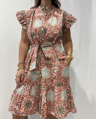 Robe Sitara Rose Brown -Femme portant une robe courte à manches volantées et imprimé floral, avec ceinture à la taille et boutons sur le devant.