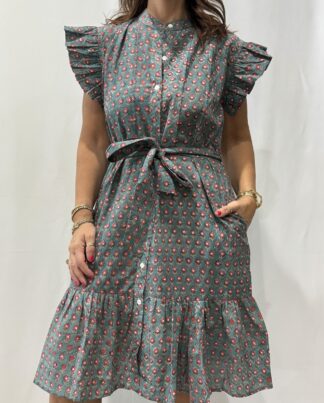 Robe Sitara Vert Sapin -Femme portant une robe courte à manches volantées et imprimé floral, avec ceinture à la taille et boutons sur le devant.