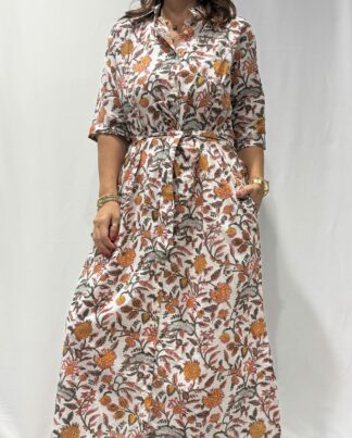 Robe Soraya Blanche Fleurie - Femme portant une robe chemise longue à imprimé cachemire, avec col boutonné, manches mi-longues et ceinture à la taille.