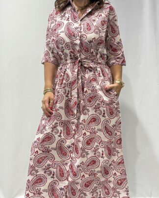 Robe Soraya Blanche Framboise - Femme portant une robe chemise longue à imprimé cachemire, avec col boutonné, manches mi-longues et ceinture à la taille.