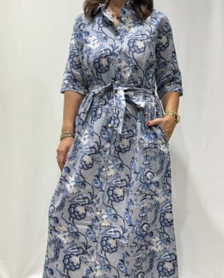 Robe Soraya Bleu Azur - Femme portant une robe chemise longue à imprimé cachemire, avec col boutonné, manches mi-longues et ceinture à la taille.
