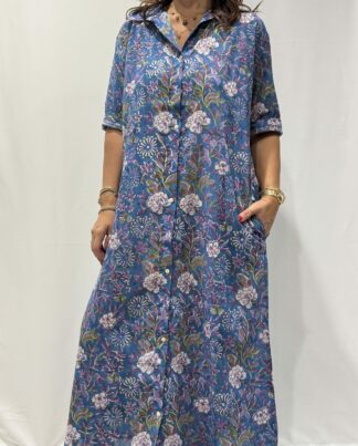 Robe Soraya Bleu - Femme portant une robe chemise longue à imprimé cachemire, avec col boutonné, manches mi-longues et ceinture à la taille.