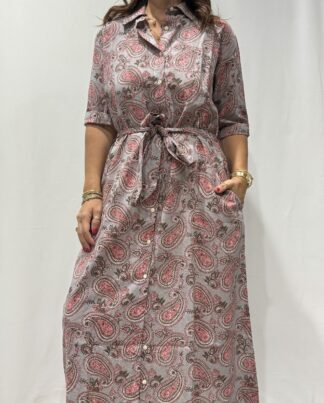 Robe Soraya Grise - Femme portant une robe chemise longue à imprimé cachemire, avec col boutonné, manches mi-longues et ceinture à la taille.