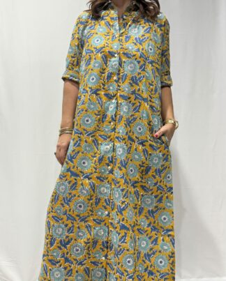 Robe Soraya Jaune Bleu Femme portant une robe chemise longue à imprimé cachemire, avec col boutonné, manches mi-longues et ceinture à la taille.