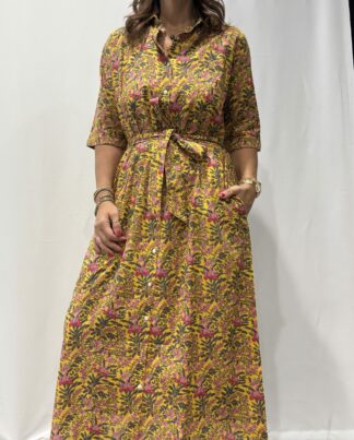 Robe Soraya Jaune Fleurie - Femme portant une robe chemise longue à imprimé cachemire, avec col boutonné, manches mi-longues et ceinture à la taille.