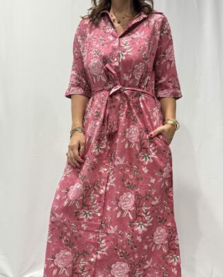 Robe Soraya Rose - Femme portant une robe chemise longue à imprimé cachemire, avec col boutonné, manches mi-longues et ceinture à la taille.